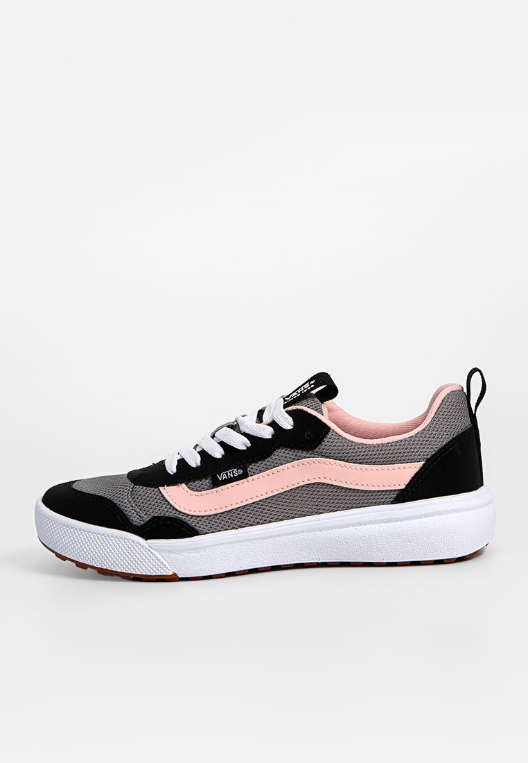 Zapatilla negra, gris y rosa con tejido de malla, cordones blancos y suela gruesa blanca. Presenta una franjas laterales rosas y acentos en negro en contraste.