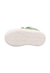 Grüner Sneaker mit einem strukturierten Obermaterial und einer weißen Gummisohle mit Profil. Helle grüne Akzente am Zungenbereich und an der Seite.