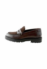 Brązowe skórzane loafersy z miękką brązową zamszową panelą na przodzie, okrągłym noskiem oraz teksturowaną gumową podeszwą zapewniającą przyczepność i trwałość.