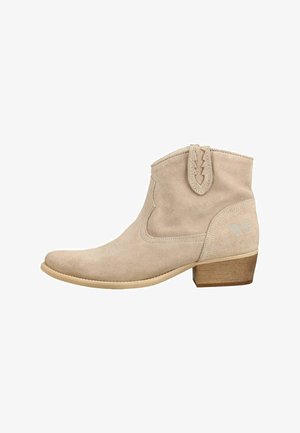 Stivaletto beige in camoscio con tacco basso a blocchetto in legno, cuciture decorative, linguette con motivo a zigzag e piccolo logo a farfalla vicino al tallone.