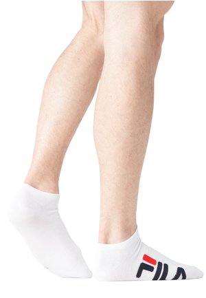 Chaussettes blanches à mi-mollet avec logo Fila en rouge et noir. Matière en coton doux, bord côtelé et design minimaliste, offrant un look décontracté.
