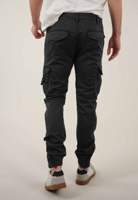 DEELUXE GARDEN - Cargohose - charcoal