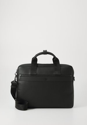 Porte-documents en cuir noir avec une finition texturée, deux poignées, une bandoulière amovible et une poche zippée à l'avant avec un logo.