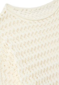 Maglione in color crema, caratterizzato da un delicato motivo a pizzo aperto con scollatura rotonda e finitura testurizzata. Materiale morbido e leggero.