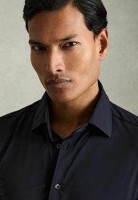 Reiss REGULAR FIT VOYAGER LONG-SLEEVE TRAVEL - Cămașă elegantă - navy