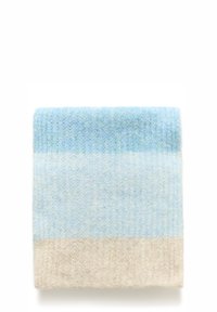 Kötött sál világoskék és bézs színátmenetes árnyalataiban, puha, texturált felülettel. A mintán vízszintes csíkok találhatók.