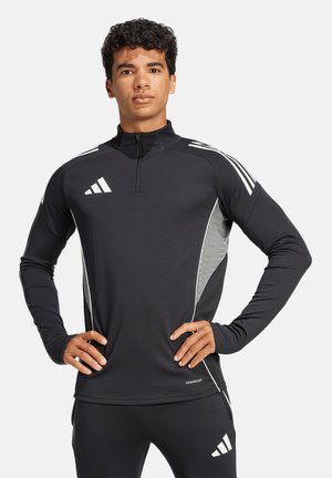 Schwarz Sportshirt mit langen Ärmeln und grauen Akzenten. Es verfügt über einen Halbreißverschluss-Kragen und drei weiße Streifen-Logos auf den Schultern und der Brust.