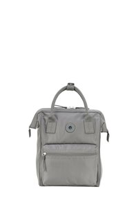 Zaino in nylon grigio con manico superiore, chiusura a cerniera, tasca frontale con cerniera e dettaglio del logo circolare sulla parte anteriore.