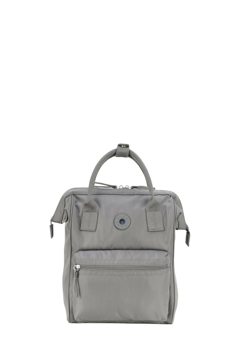 Zaino in nylon grigio con manico superiore, chiusura a cerniera, tasca frontale con cerniera e dettaglio del logo circolare sulla parte anteriore.