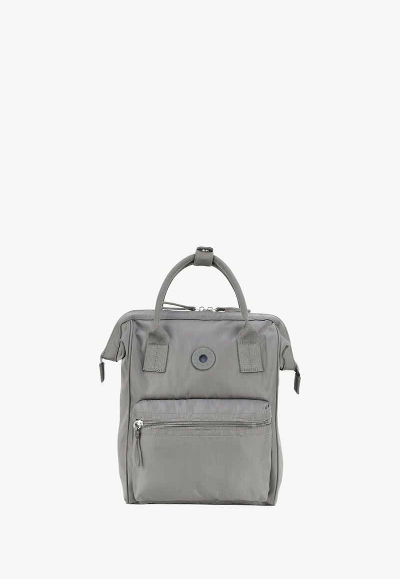 Grå nylonryggsäck med ett handtag på toppen, dragkedjeförslutning, framficka med dragkedja och en cirkulär logodetalj på framsidan.