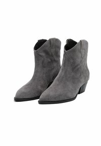 Bocanci scurți din suede gri, cu vârf ascuțit, design cu margini ondulate pe laterale și toc mic, plin. Textură netedă și hardware minim.