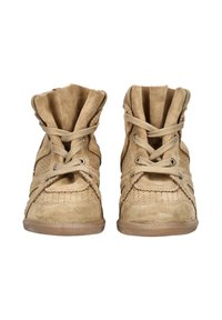 Botines de gamuza color marrón claro con diseño de cordones, punta redonda, detalles cosidos y suela de goma flexible con superficie texturizada.