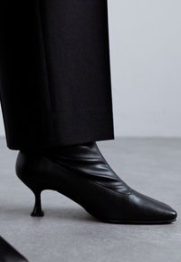 Souliers Martinez LOLA - Zābaki - black