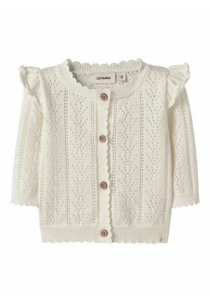 Cardigan bébé blanc en tricot avec épaules volantées et bords festonnés, avec quatre boutons marron sur le devant.