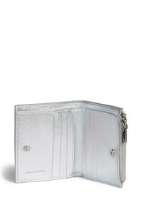 Srebrny portfel wykonany z metalicznej skóry, z wieloma przegródkami na karty, zamykaną na zamek kieszonką na monety i zatrzaskiem. Gładka textura z minimalnym brandingiem.