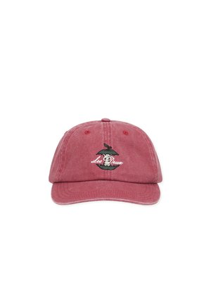 Casquette de baseball rouge avec un trognon de pomme vert brodé et un texte blanc "Les Deux" au centre avant.