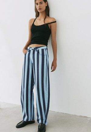 PULL&BEAR STRIPED BARREL - JEANS - Wide Leg - turquoise