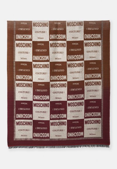 Sciarpa a scacchi marrone e beige con il testo ripetuto "MOSCHINO COUTURE! Milano" in orientamenti alternati e bordi frangiati.