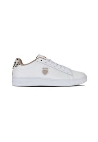 Sneaker en cuir blanc avec un bout rond, un design à lacets, des accents beige et un talon à motifs. Présente un logo de marque sur le côté.