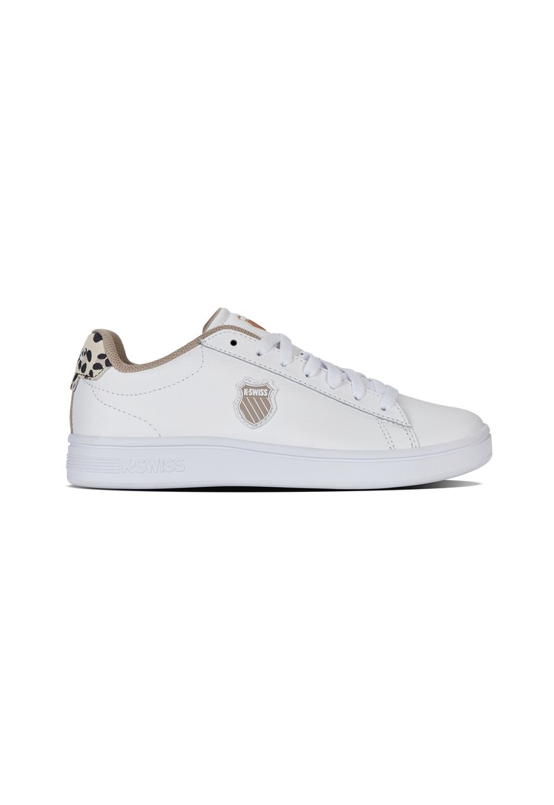 Sneaker en cuir blanc avec un bout rond, un design à lacets, des accents beige et un talon à motifs. Présente un logo de marque sur le côté.