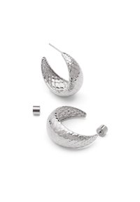 Pendientes de aro de plata con una superficie texturizada, similar a escamas. Incluyen un cierre desmontable. La forma curva realza su dimensionalidad.