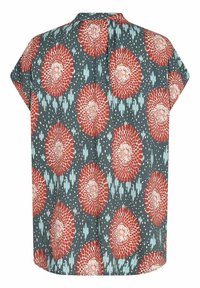 Kortærmet bluse i blågrønt stof med store røde og hvide blomstermønstre. Rundet kant, afslappet pasform og detaljer med rygpanel.
