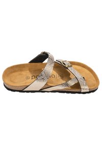 Flade sandaler med krydsede stropper i metallisk slangemønster og sort kant. Blød beige fodseng med tekstureret overflade og en fleksibel sort sål.
