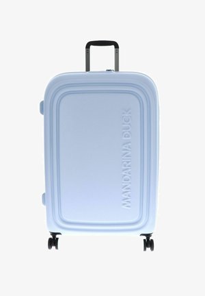 Valigia rigida di colore blu chiaro con superficie texture, dotata di un logo e manico nero retrattile. Quattro ruote per la mobilità.