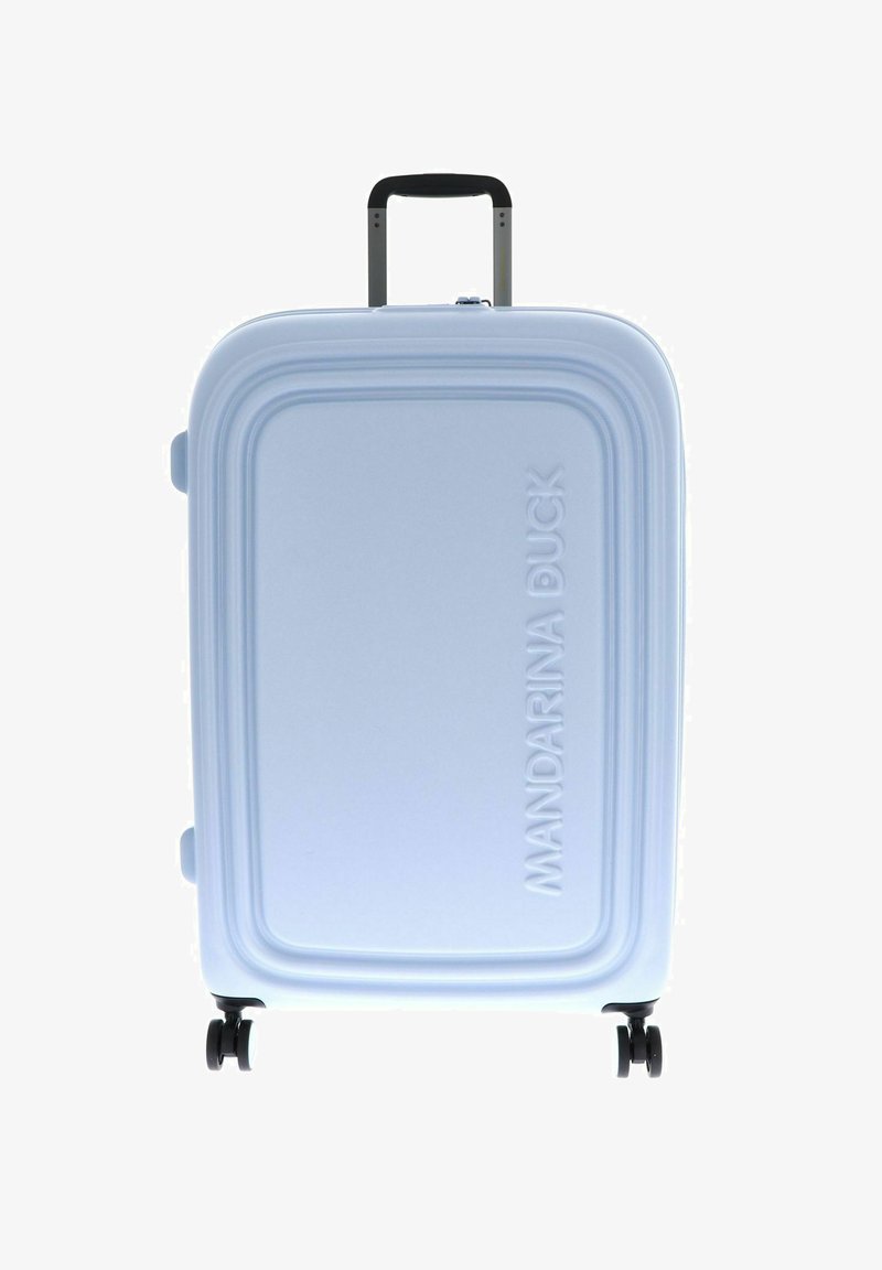 Stijve lichtblauwe koffer met een getextureerd oppervlak, voorzien van een logo en een uitschuifbare zwarte handgreep. Vier wielen voor mobiliteit.