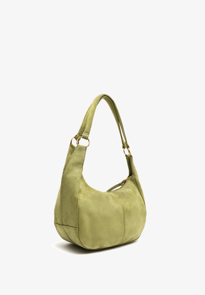 Bolso de hombro de ante verde oliva claro con parte superior curva, enganches en forma de anillo dorados y una correa doble ancha.