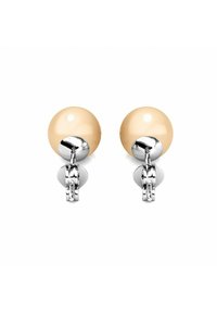 Boucles d'oreilles en perles beiges avec un dos en argent brillant, présentant un design rond et une fermeture à clip sécurisée. Texture lisse avec une finition brillante.