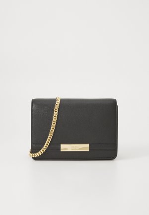 Clutch de couro preto com uma alça de corrente dourada, apresentando um formato retangular, superfície texturizada e um destaque metálico na parte frontal.