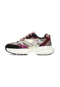 Chaussure de sport noire et violette avec des superpositions en maille et en synthétique, dotée de lacets roses et d'une semelle blanche rembourrée. Des accents de design courbés sont inclus.