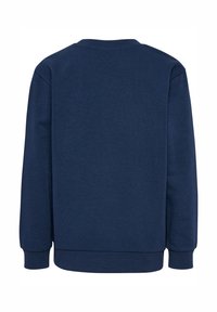 Marinblå crewneck-tröja i mjukt tyg med långa ärmar och ribbade muddar, med slät textur och enkel design.