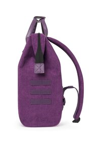 Zaino in corduroy viola con zip superiore, due spallacci regolabili e tre dettagli in tessuto orizzontale sui lati. Finitura liscia.