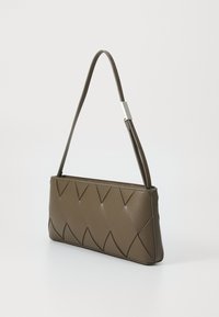 Calvin Klein ELONGATED SHOULDER BAG - Håndveske - teak