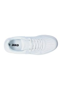 Weiße Sneakers aus einem lederähnlichen Material mit perforierten Details, flachen Schnürsenkeln und dezentem Branding. Klassisches Low-Top-Design.