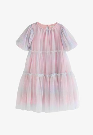 Puvalla lyhythihainen mekko pehmeästä vaaleanpunaisesta ja valkoisesta tyllikerroksesta, jossa on pyöreä kaula-aukko ja avaus napinläven muodossa takana.