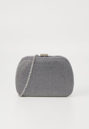 Lille rektangulær sort clutch-taske dækket af sølv rhinsten med en sølvkæde og metalklipslukning.