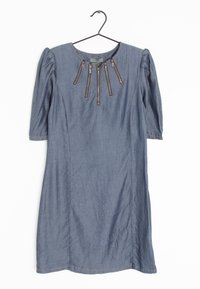 Denim mekko, jossa on pyöreä kaula-aukko, lyhyet puffihihat ja viisi pystysuoraa vetoketjuyksityiskohtaa vartalo-osassa. Vaalea sininen väri, jossa on hienovarainen tekstuuri.