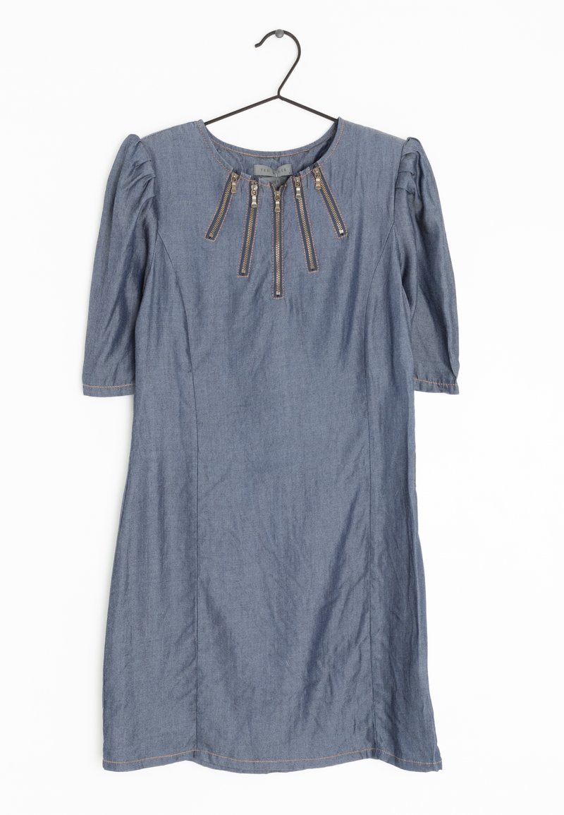 Denim mekko, jossa on pyöreä kaula-aukko, lyhyet puffihihat ja viisi pystysuoraa vetoketjuyksityiskohtaa vartalo-osassa. Vaalea sininen väri, jossa on hienovarainen tekstuuri.