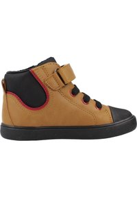 Zapatilla alta de cuero marrón con acentos de textil negro, detalles rojos, correa de velcro, suela de goma negra y punta redonda.