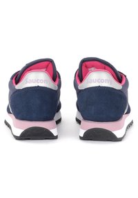 Zapatillas deportivas de ante azul marino con detalles en rosa y plata, con un collar acolchado, talón texturizado y suela de goma blanca/rosa.