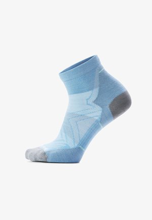 Chaussette cheville bleu clair avec orteil et talon gris, présentant des motifs texturés pour le soutien et la respirabilité.