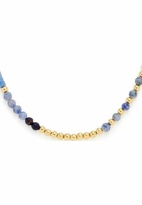 Collana di perline con perline di pietra azzurro chiaro alternate a perline sferiche dorate, intervallate da accenti di blu scuro e nero.