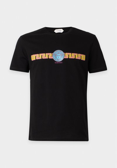 Μαύρο κοντομάνικο t-shirt Versace με πολύχρωμο μοτίβο ελληνικού κλειδιού και μπλε λογότυπο κεφαλής Μέδουσας στο κέντρο του στήθους.