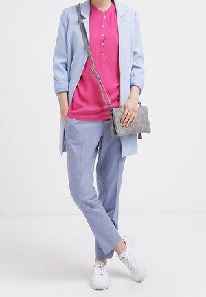 Vaaleansininen bleiseri vaaleanpunaisen polopaidan päällä, yhdistetty vaaleansinisiin ruutuhousuihin ja valkoisiin tennareihin. Harmaa olkalaukku viimeistelee asun.