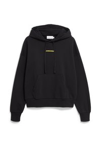 Zwarte hoodie gemaakt van een katoenen mix, met een voorkant zak, trekkoord in de capuchon en een gele 'ARMEDANGELS' logo op de borst.