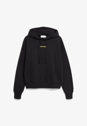 Zwarte hoodie gemaakt van een katoenen mix, met een voorkant zak, trekkoord in de capuchon en een gele 'ARMEDANGELS' logo op de borst.