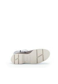 Grauer Schuh mit Gummisohle und strukturiertem Profil. Das Obermaterial hat einen hellsilbernen Akzent und ein stromlinienförmiges Design. Mit "Gabor"-Logo gekennzeichnet.